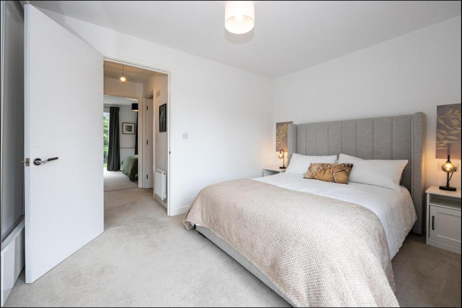 Elegance Retreat - 2 Bed Holiday Home With Parking Manchester Exterior photo