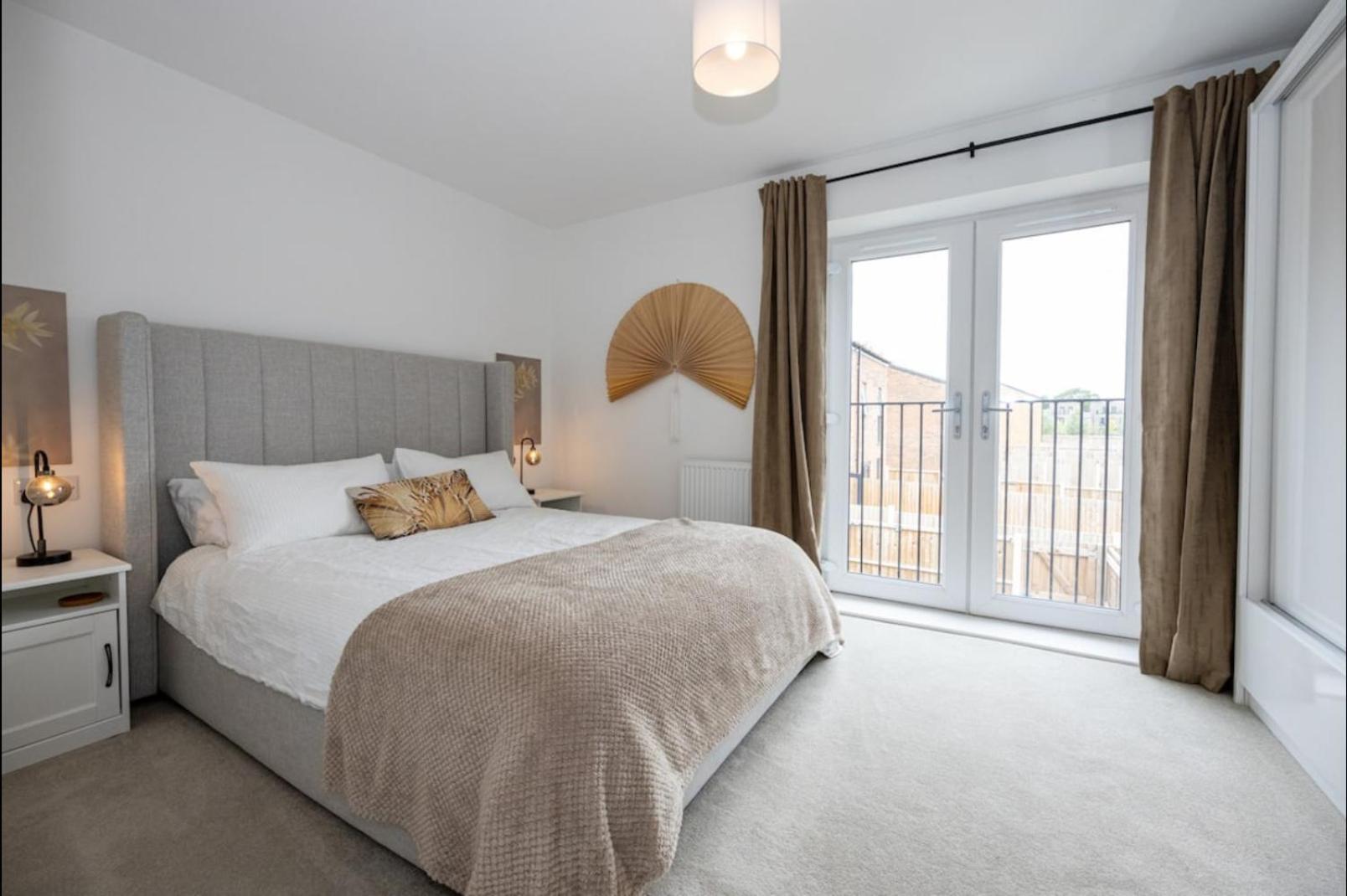 Elegance Retreat - 2 Bed Holiday Home With Parking Manchester Exterior photo